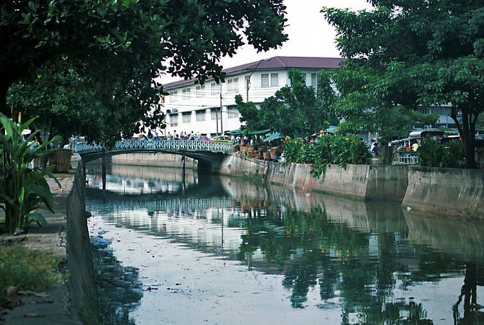 Bangkok: Canal by Henk van Es