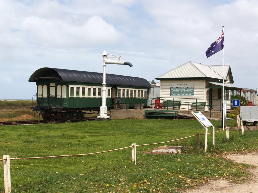 Railway station, Milang by Al Sweet