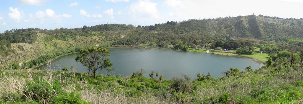 Brown lake, Mt Gambier by Al Sweet