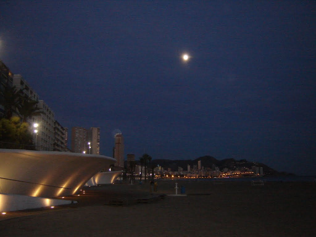 La Luna de Benidorm desde la Playa de Poniente by A Salvador