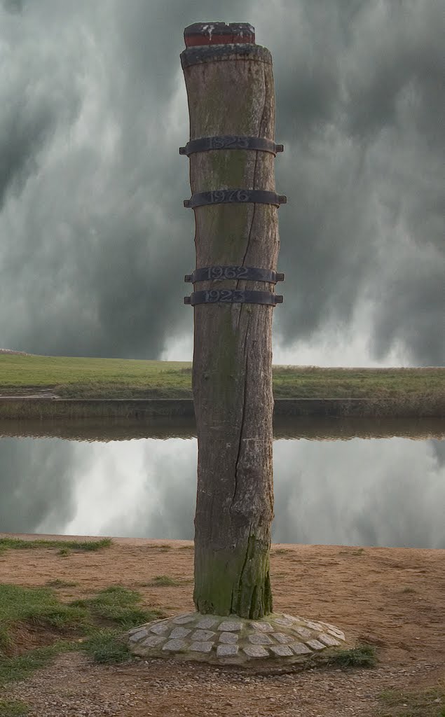 The old flood-meter by Højer sluice by Lisbeth Milo-Sydow