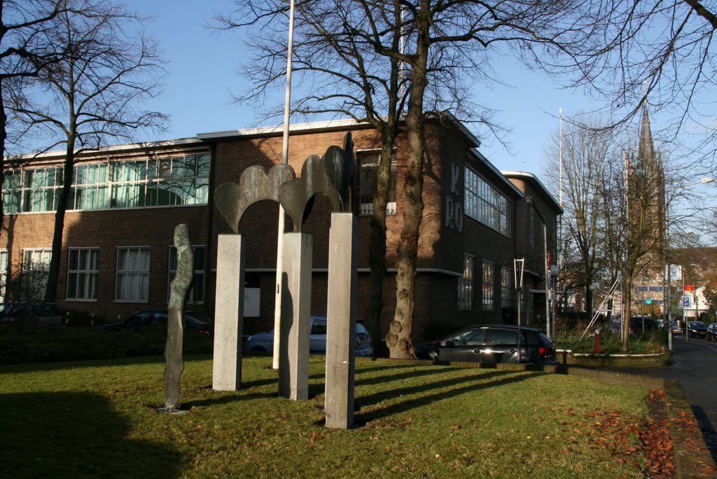 Kunstobject en de toren van St Vituskerk, Hilversum. by Carl030nl