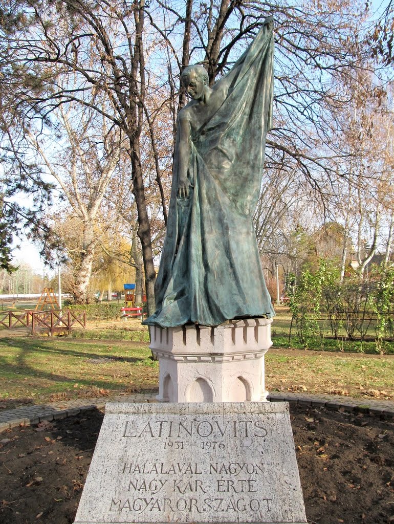 201112061306 Balatonszemes, Latinovics Zoltán szobra by Harmadik