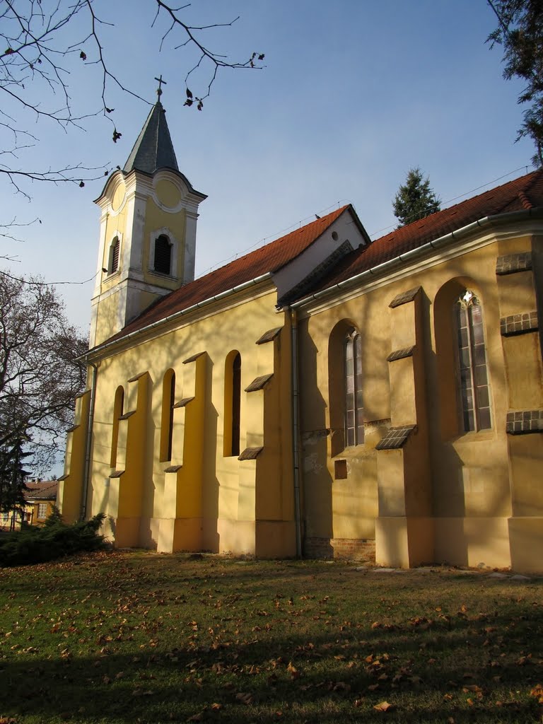 201112061320 Balatonszemes, a Fő utcai templom (nincs mód megfelelőbb perspektívából fotózni) by Harmadik