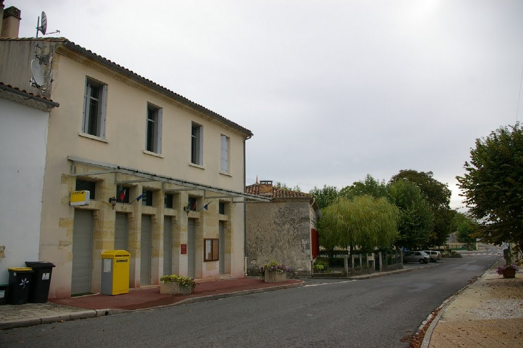 Mairie et point poste by Jean-Paul Dominique BERTIN