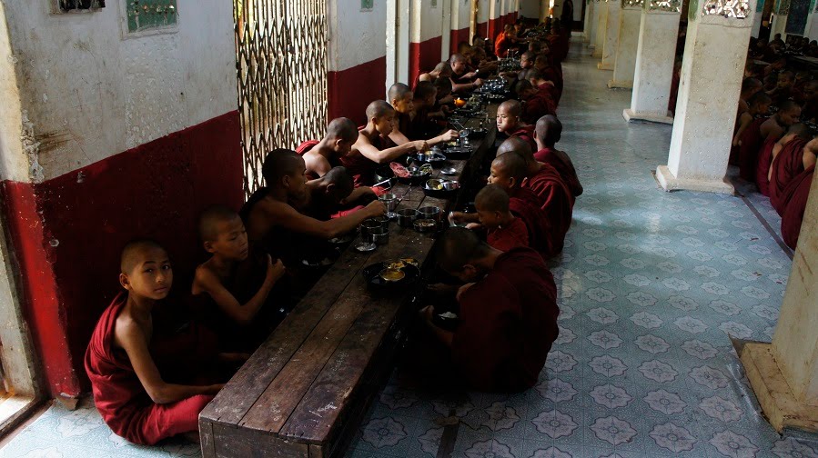 Nagahlainggu Kalaywatawya Monastic Education centre - monks by Paul HART