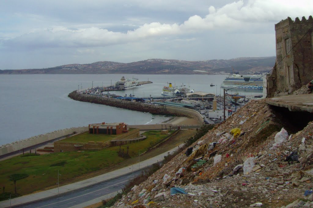 Sicht zum Hafenkai, Tanger by Bernd Severin