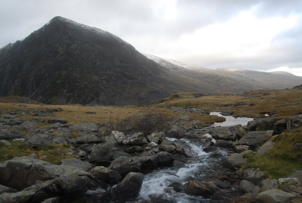 Mountain Streams at Llyn Idwal by throzen