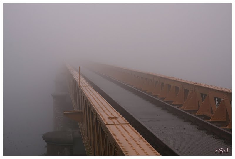 Moerputtenbrug in de mist. by paulpiwi