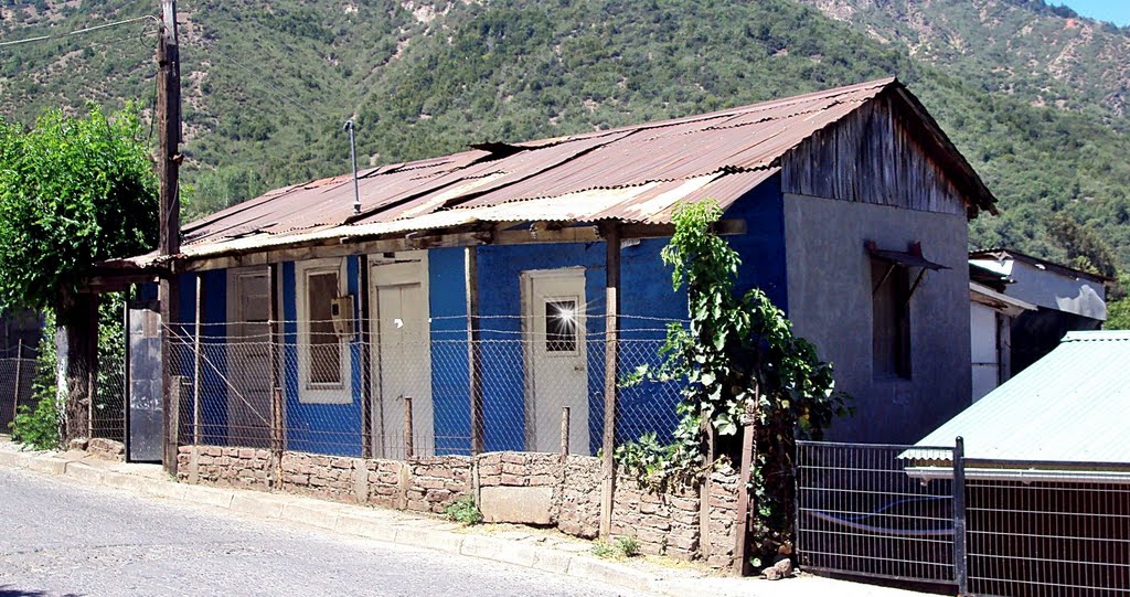 CASA ANTIGUA A LA ORILLA DEL CAMINO by ida carrasco