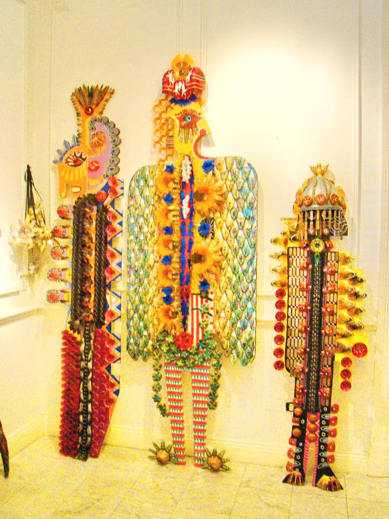 Belgrano R - Arte contemporaneo.Totem con recortes de botellas descartables - ecm by eliseo c. martínez