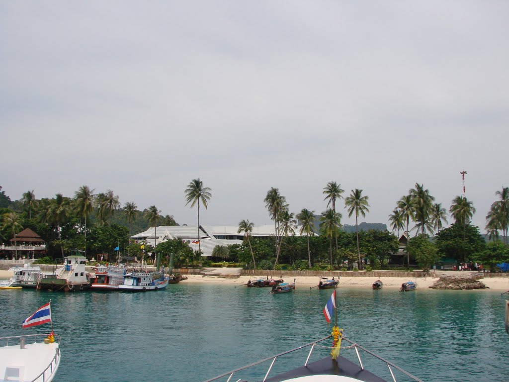 Phi Phi Island Pier by arian_angel