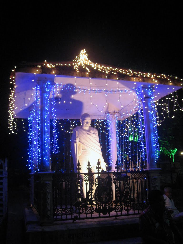 Mahatma Gandhi Statue Decorated by Lights (રોશની) on the Eve of Bhuj Carnival-2011. by Viral M. Vora