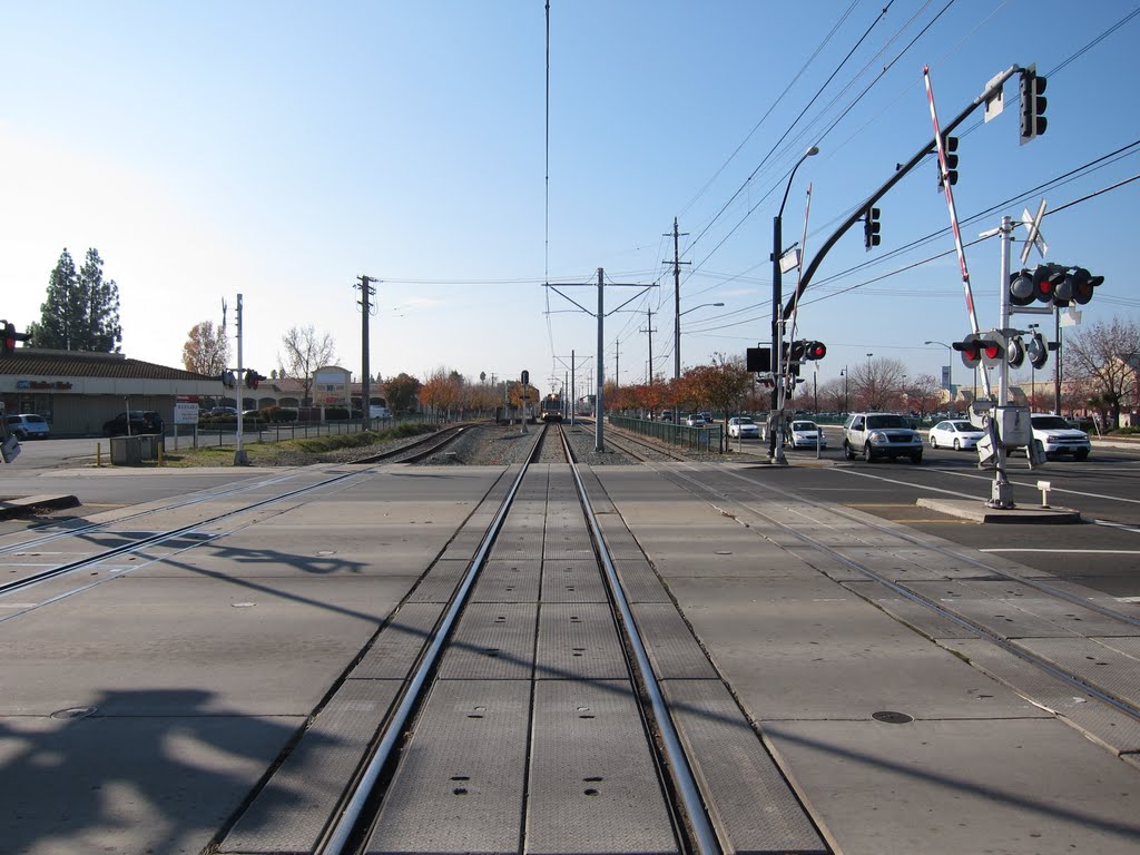 Light rail tracks @ Zinfandel Dr. & Folsom Blvd. (looking west/south west) by VasMan