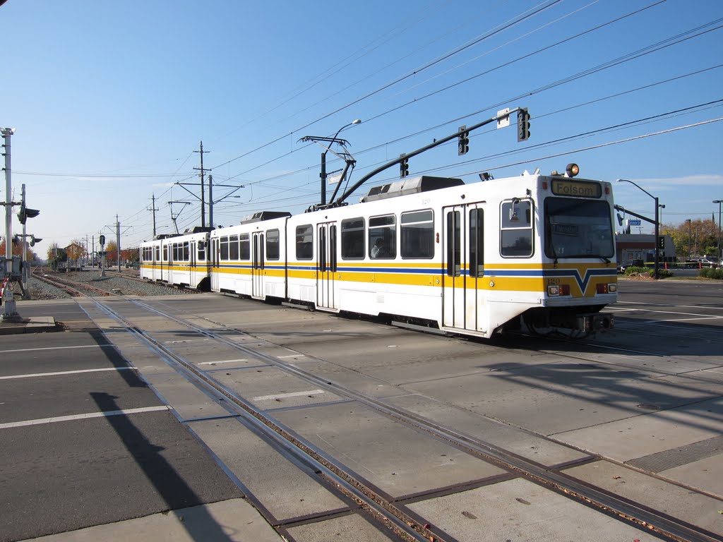 Folsom bound light rail train @ Zinfandel Dr. & Folsom Blvd. by VasMan