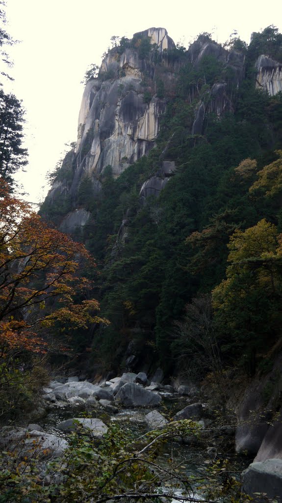 Kakuenbo , Shosenkyo Gorge ( 覚円峰, 昇仙峡 ) by milomilk