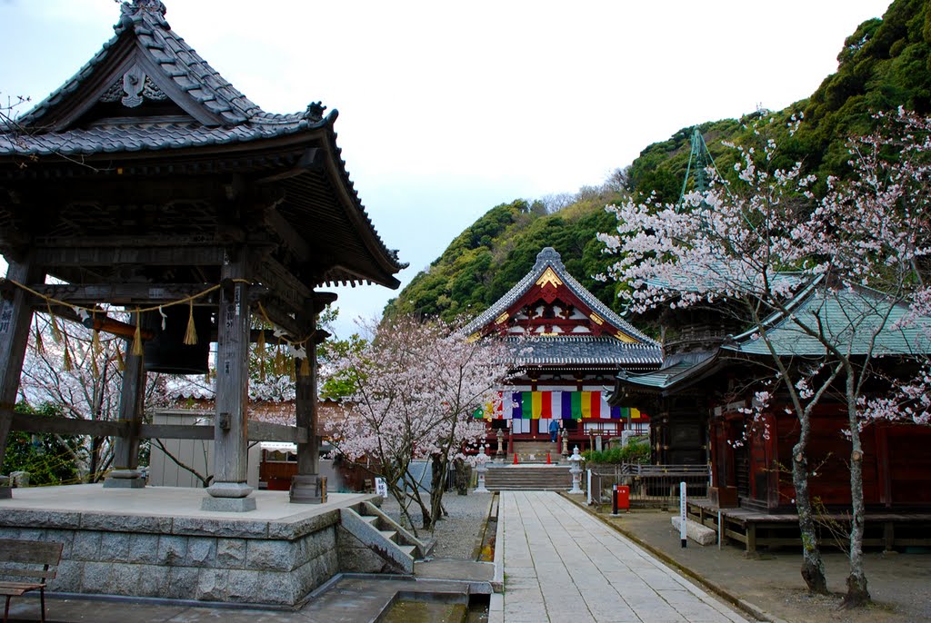 補陀洛山 那古寺 by CamperTrip