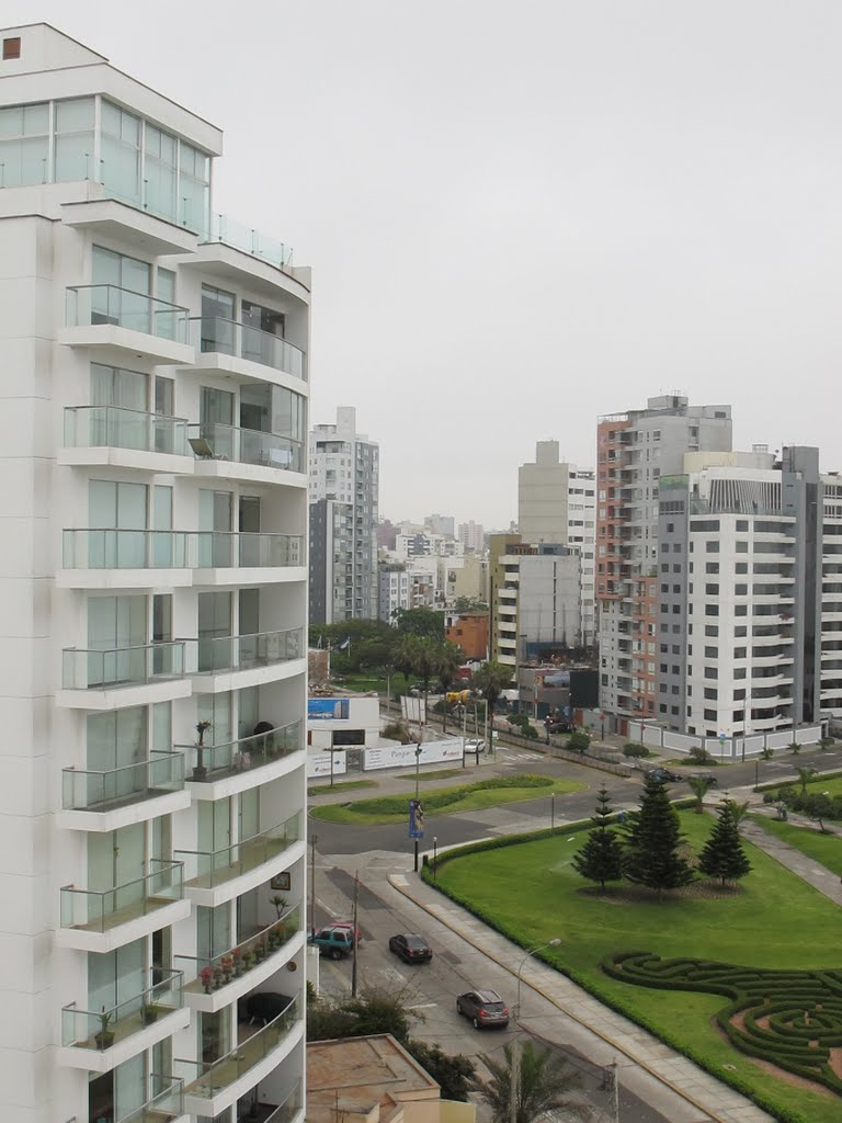 Edificios observan Lima by Marco Gamarra Galind…