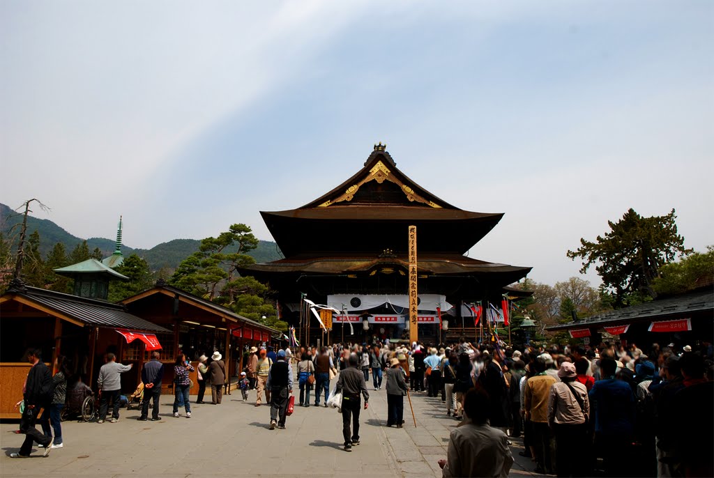 善光寺 by CamperTrip