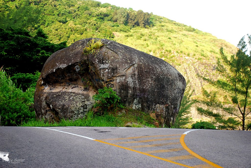 Grumari - A pedra by Felipe Batist