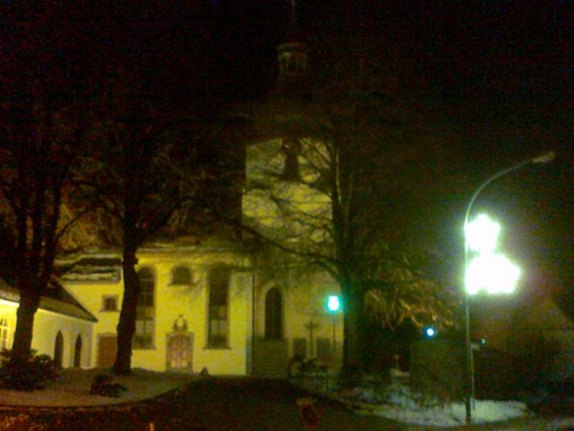 Blick über den Kirchplatz zur beleuchteten evangelischen Kirche by wolfgang.kohl6463