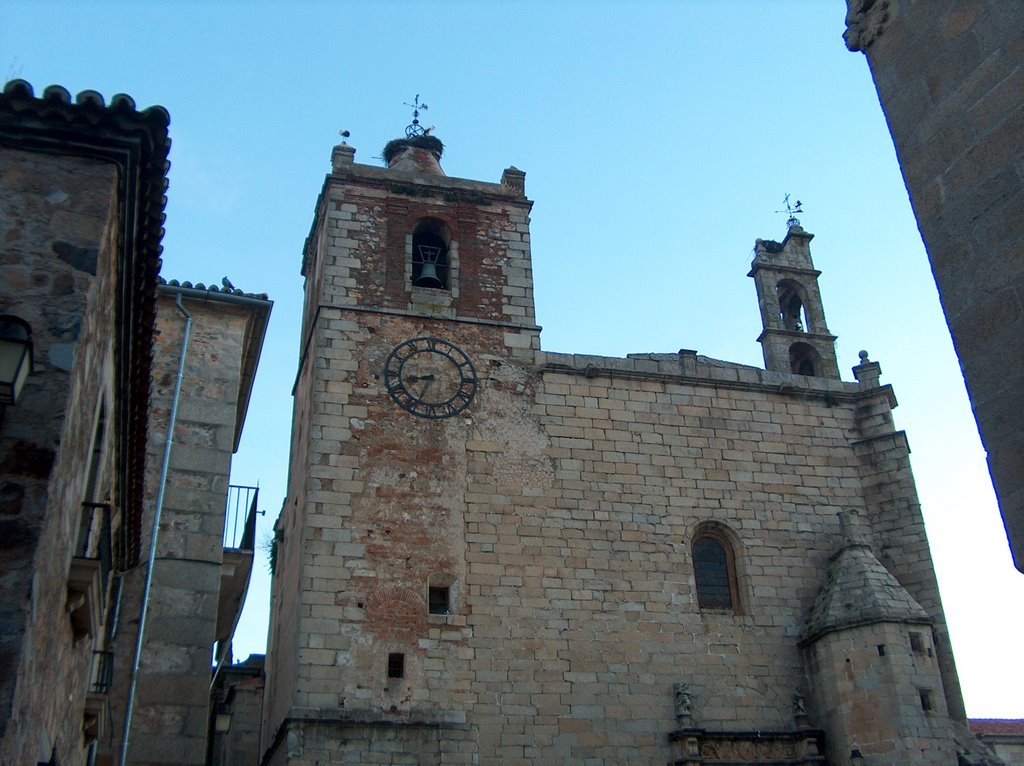 La Iglesia de San Mateo en Cáceres by Ricardo Pérez