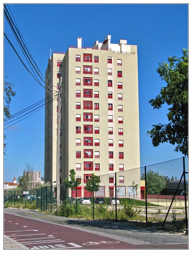 Torre na Transversal à Rua Professor Francisco Gentil by André Barragon