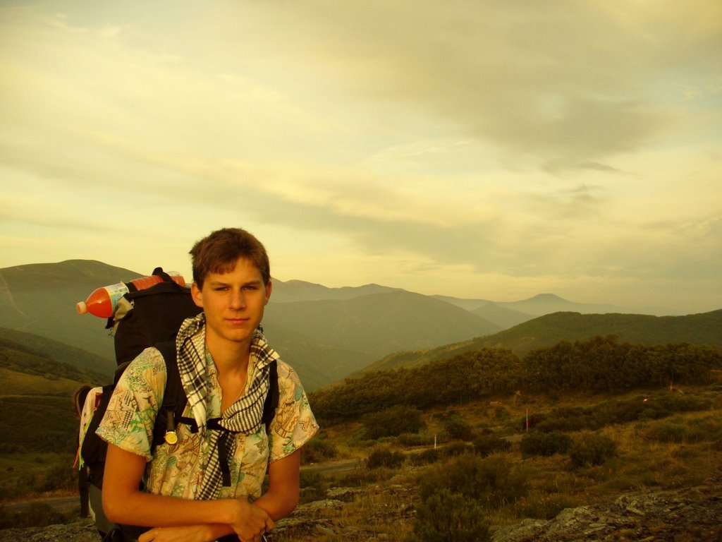 El Camino de Santiago 2006 - Cruz de ferro - Continuing the camino / Pokračujeme v cestě by Dominik Maximilián R…