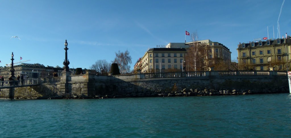 La rotonde du Mont-Blanc et l'Hôtel Beau Rivage by Magda GHALI