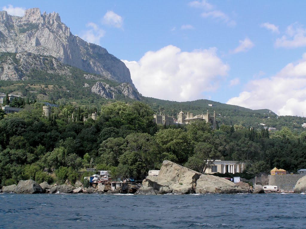 Vorontsovky palace (Aj-Petri peaks at the background) by Yuri Filkin