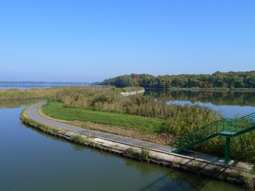 Canal de la Marne au Rhin, l'étang de Gondrexange (à gauche) et le Petit Étang (à droite), le Canal de la Sarre entre les deux by Jean-Claude Delagard…