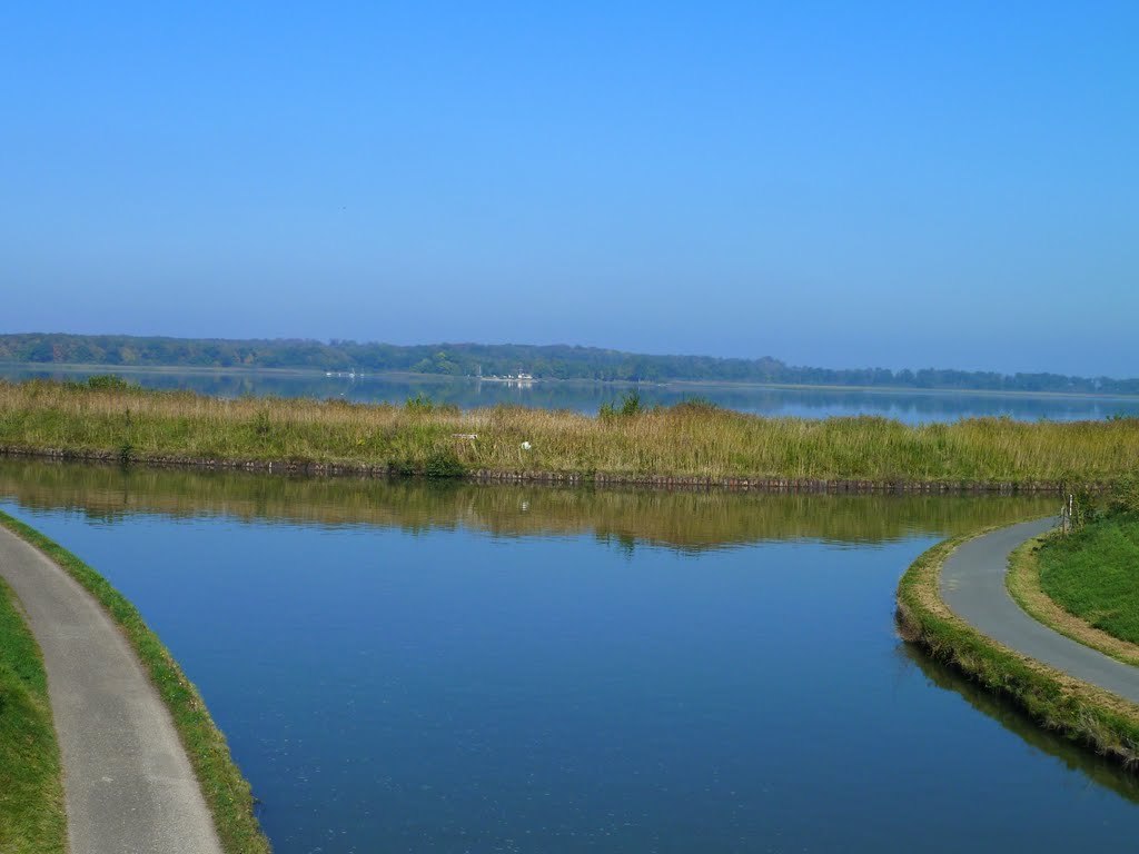 Canal de la Marne au Rhin, l'étang de Gondrexange, le Canal de la Sarre à droite by Jean-Claude Delagard…