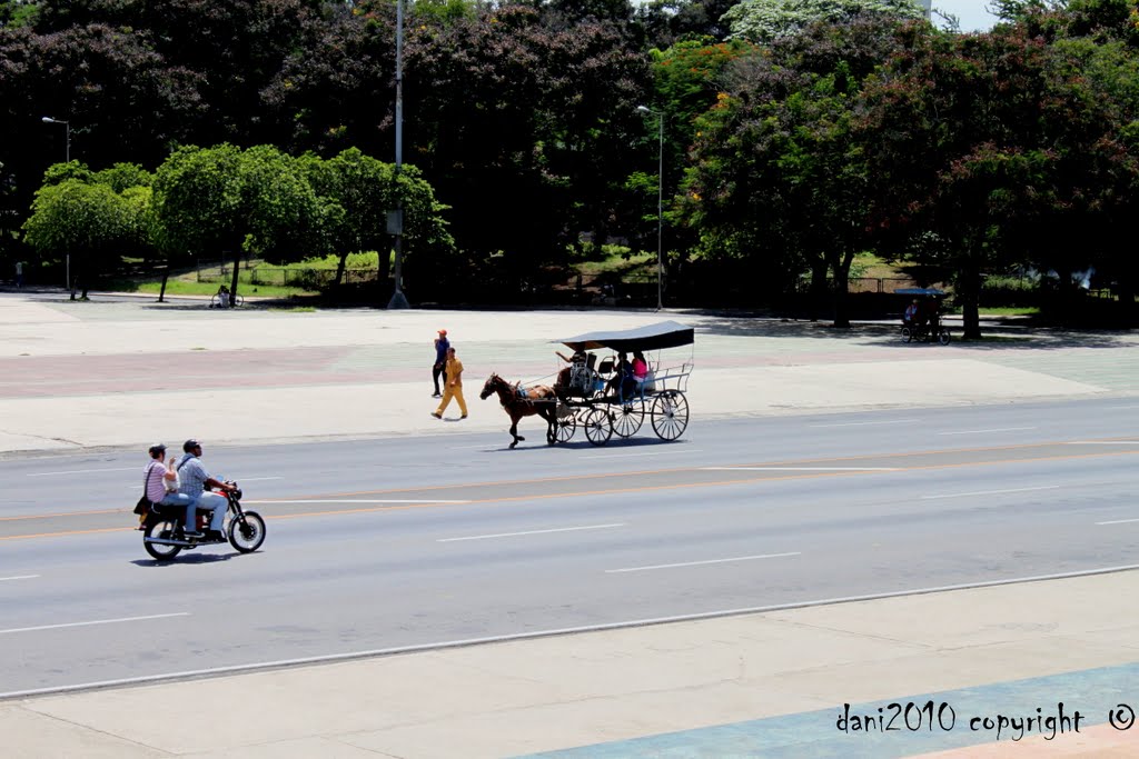 Poco tránsito en la carretera: un motor y una calesa by DnTrotaMundos ☮