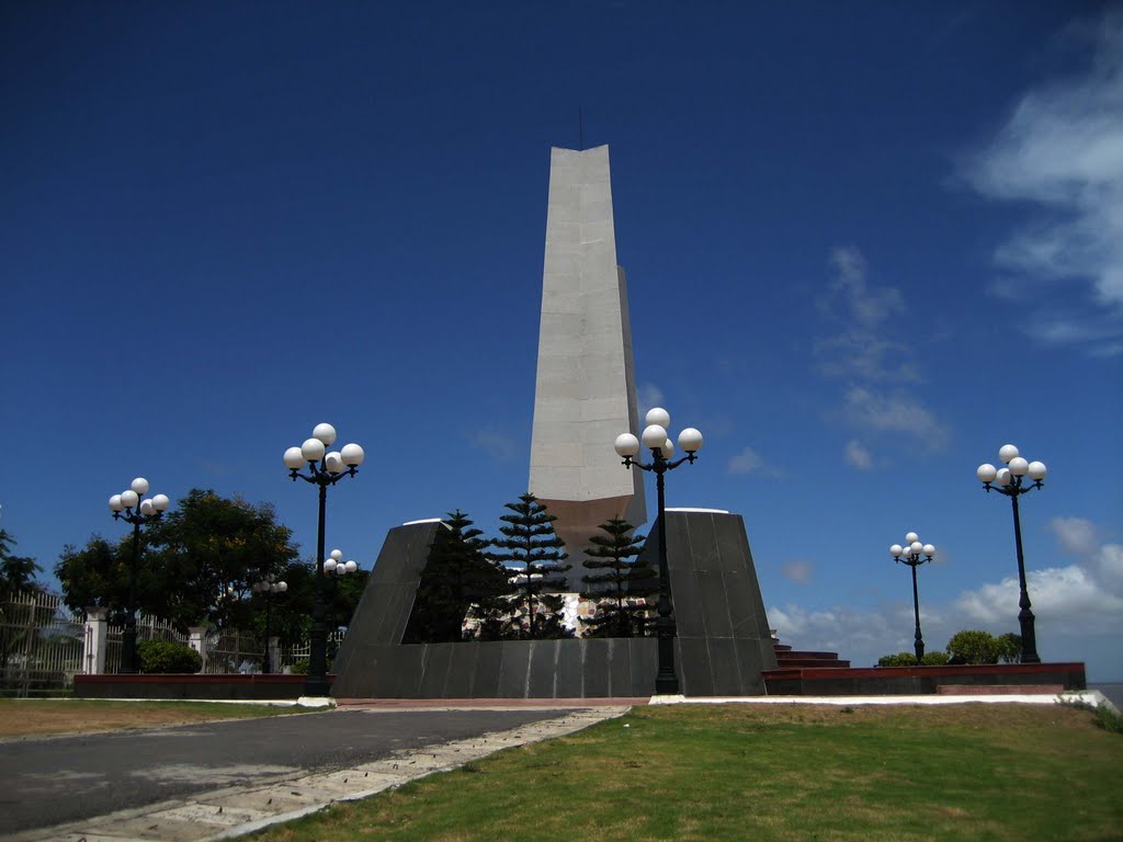 Đài tưởng niệm đường Hồ Chí Minh trên biển by Nghia Nguyen Duc