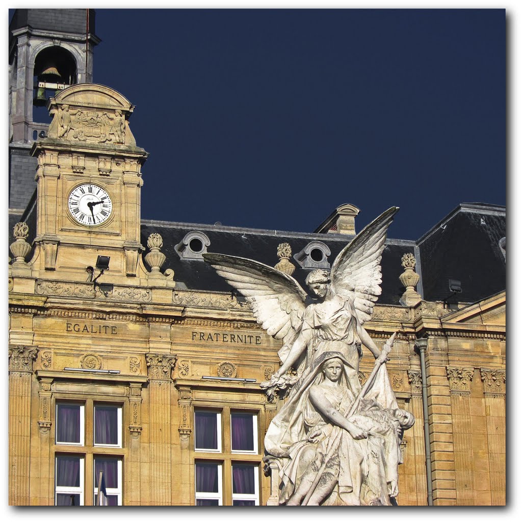 Façade de l’hôtel de ville d'Elbeuf. by Landry Lachèvre