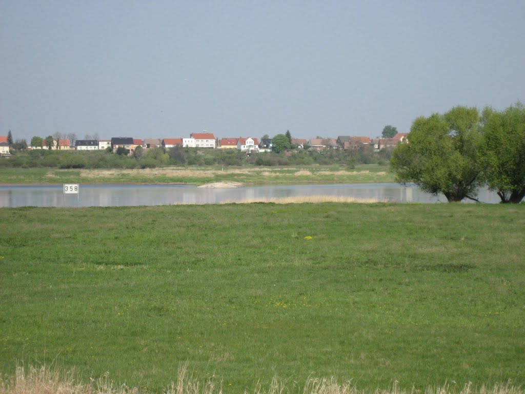 Dam of the Elbe river north of Magdeburg (Jerichower Land) On the other side Kehnert. by Maarten Sepp