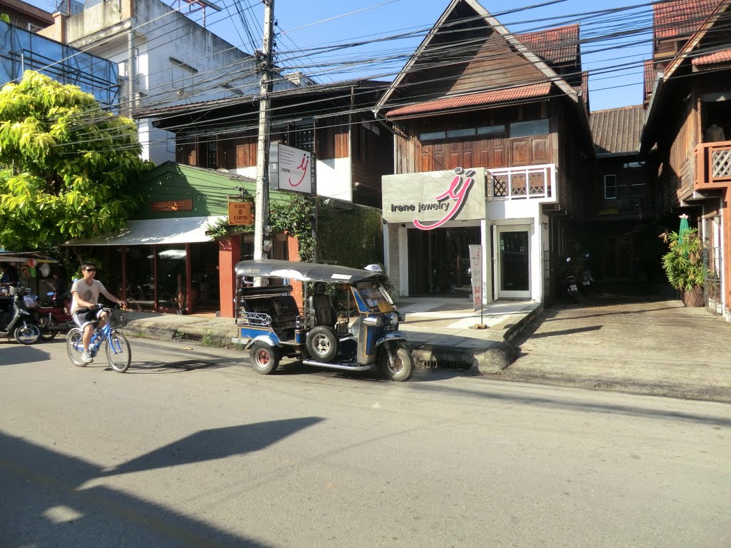 Chang Khlan, Mueang Chiang Mai District, Chiang Mai, Thailand by Daibo Taku