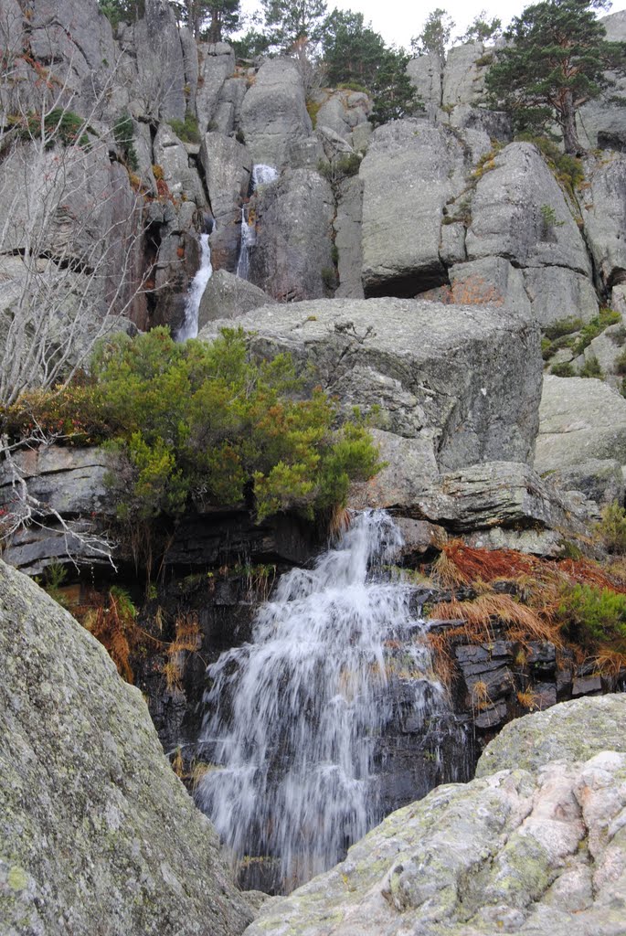 Cascada en la laguna negra (Soria) by Moisés Hernández