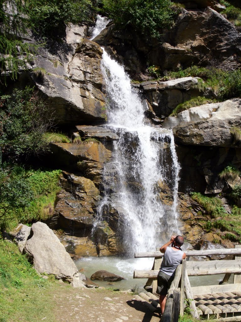 Cascata presso il lago Covel by CadClaudio