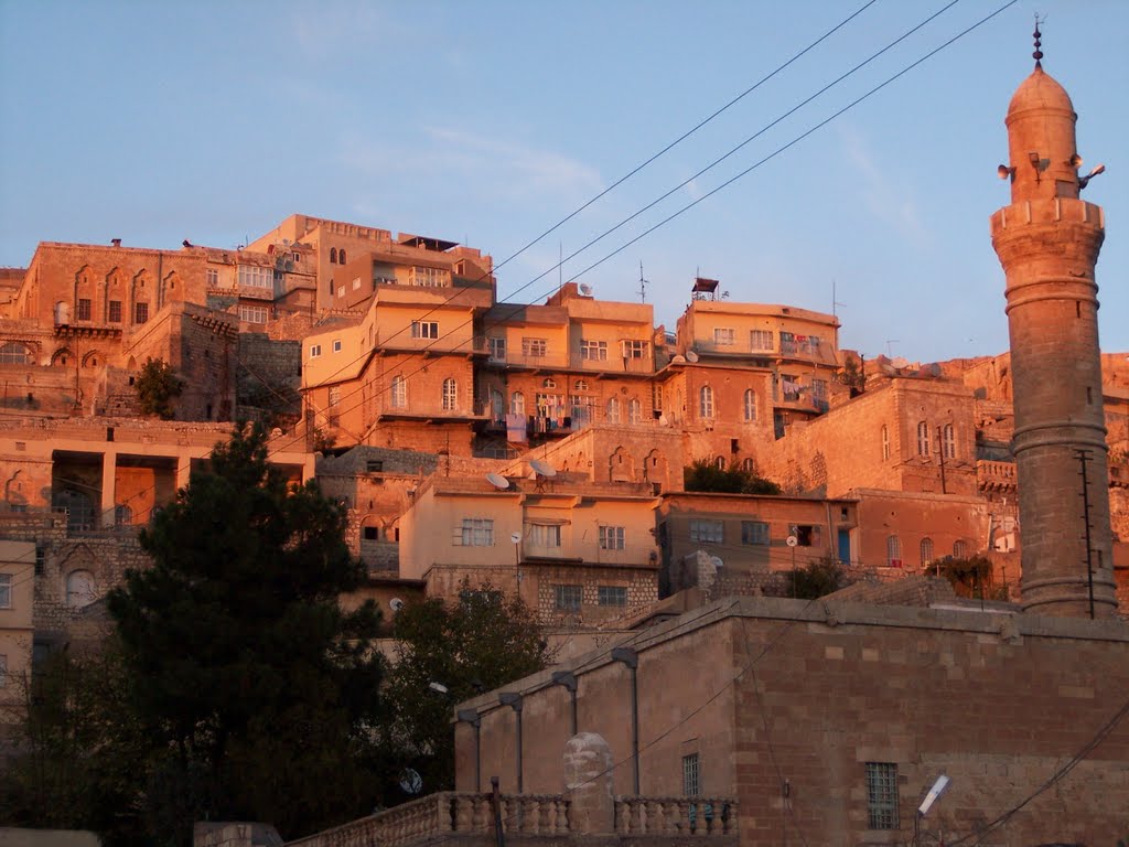 Güneş Batarken Mardin Evlerini Renklendiriyor.... by Emel Yamanturk