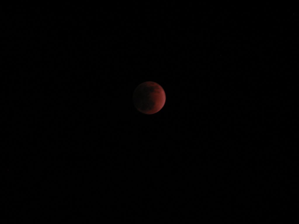 Red lunar eclipse 10 Dec. 2011 Beijing by xiaomian