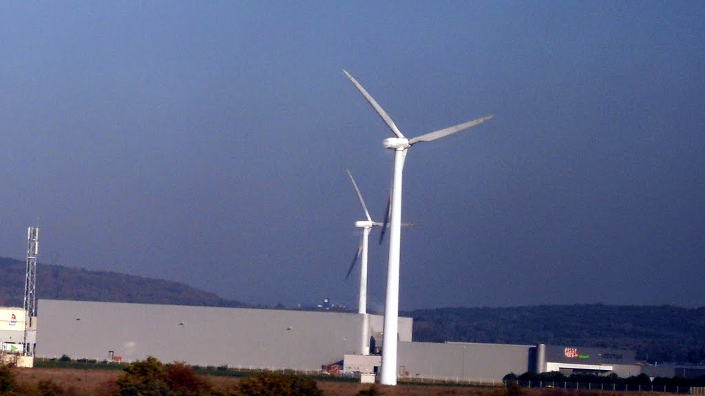 Eoliennes le long de la voie du TGV Méditerranée by Matopée