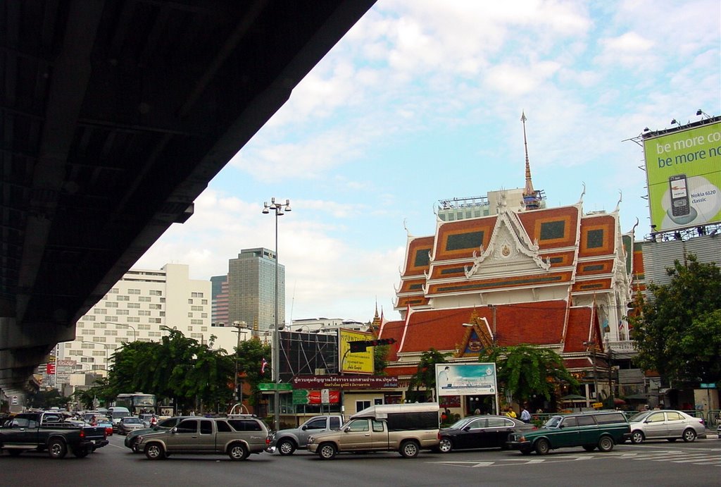 Bangkok : Temple Under Rama IV Flyover by Peter Connolly