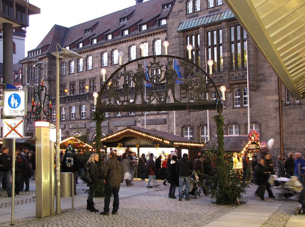 Chemnitzer Weihnachtsmarkt 2011 - Das Weihnachtssymbol des Erzgebirges, der Schwibbogen by Rudolf Henkel