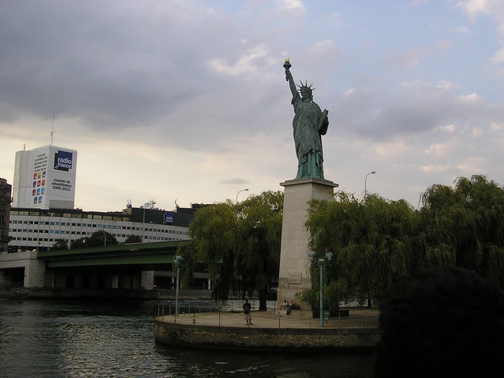 Estatua de la Libertad, París by Caronte I