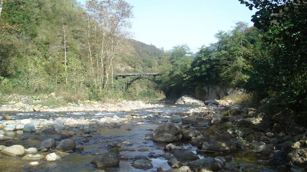 Giresun Çağlayan Köyü'nün (EZEDİN) girişinde Aksu Deresi üzerinde Çayköprü by Ezedin