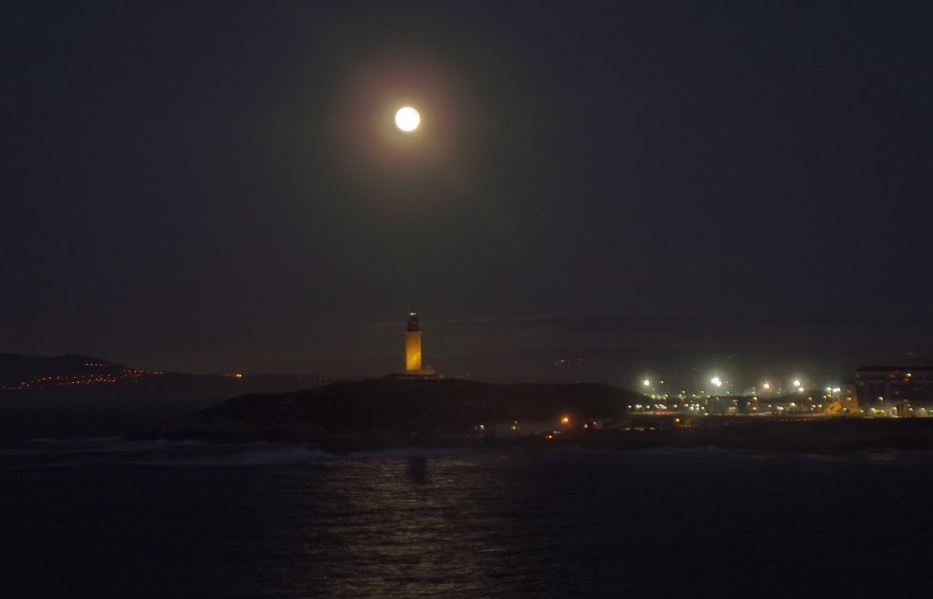 Noite de lúa chea sobre a Coruña by VFernandez