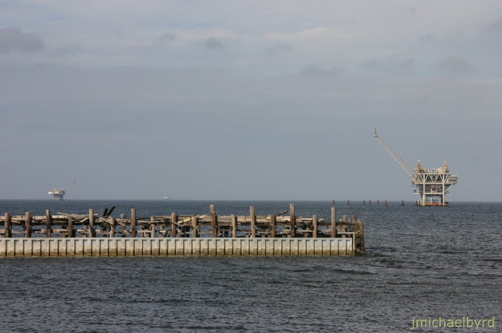 Drilling platform in Mobile Bay (January 2005) by jmichaelbyrd