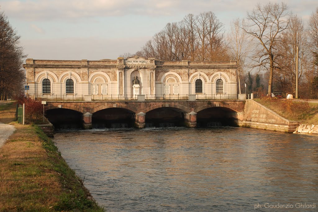 Canale Pietro Vacchelli - chiuse by Gaudenzio Ghilardi