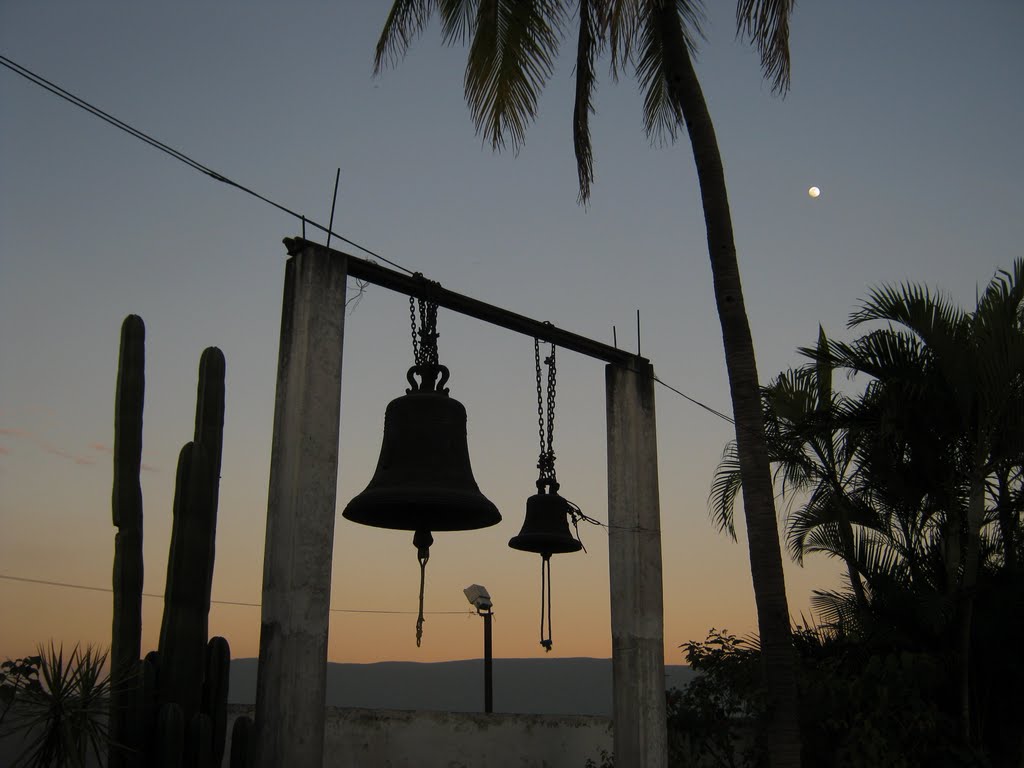 Las campanas de Tlaltenchi bajo el luz de la luna by waldwind